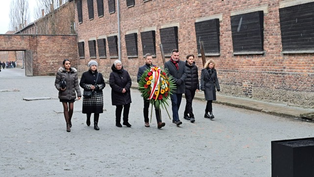 Kranzniederlegung in der KZ-Gedenkstätte Auschwitz: Ein Beitrag unserer Landrätin Marese Hofmann